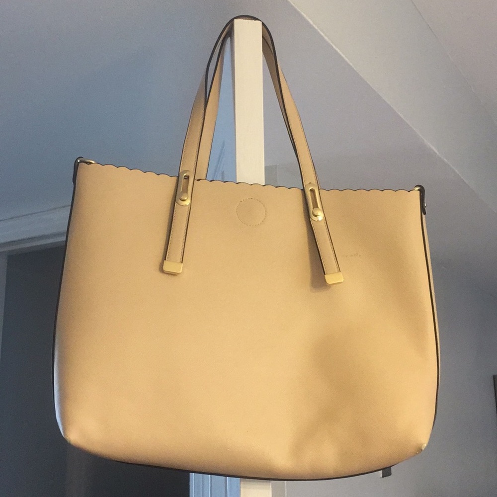 Large Francesca’s beige bag with scalloped edges